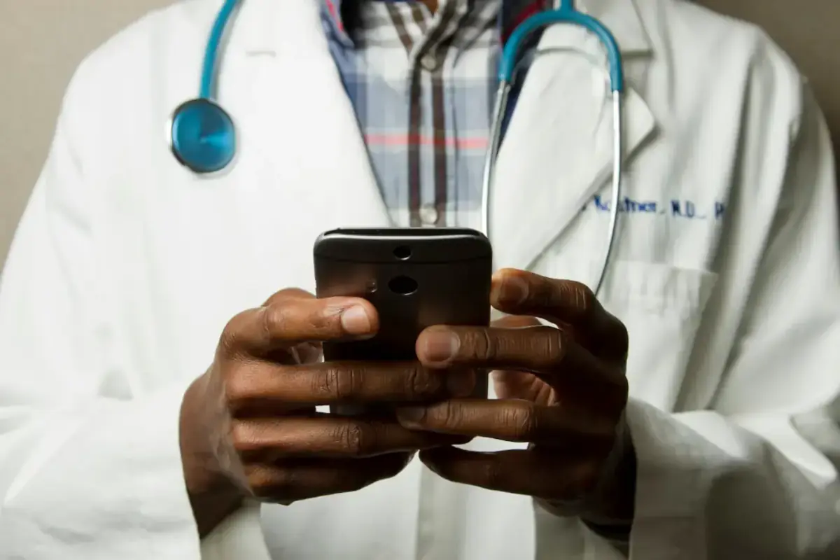Patient using a passive health monitoring device at home